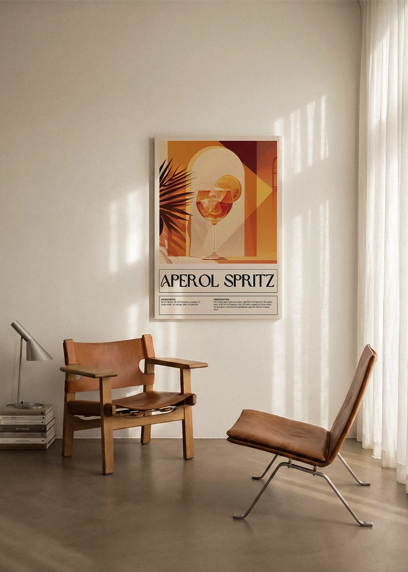 Akustikbillede med en retro cocktailplakat med Aperol Spritz, ophængt over en lænestol ved gardinet