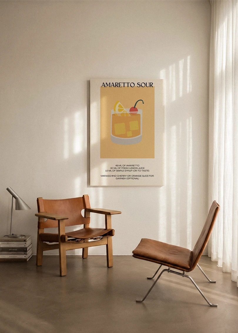 Akustikbillede med en minimalistisk cocktailplakat med Amaretto Sour, ophængt over en lænestol ved gardinet