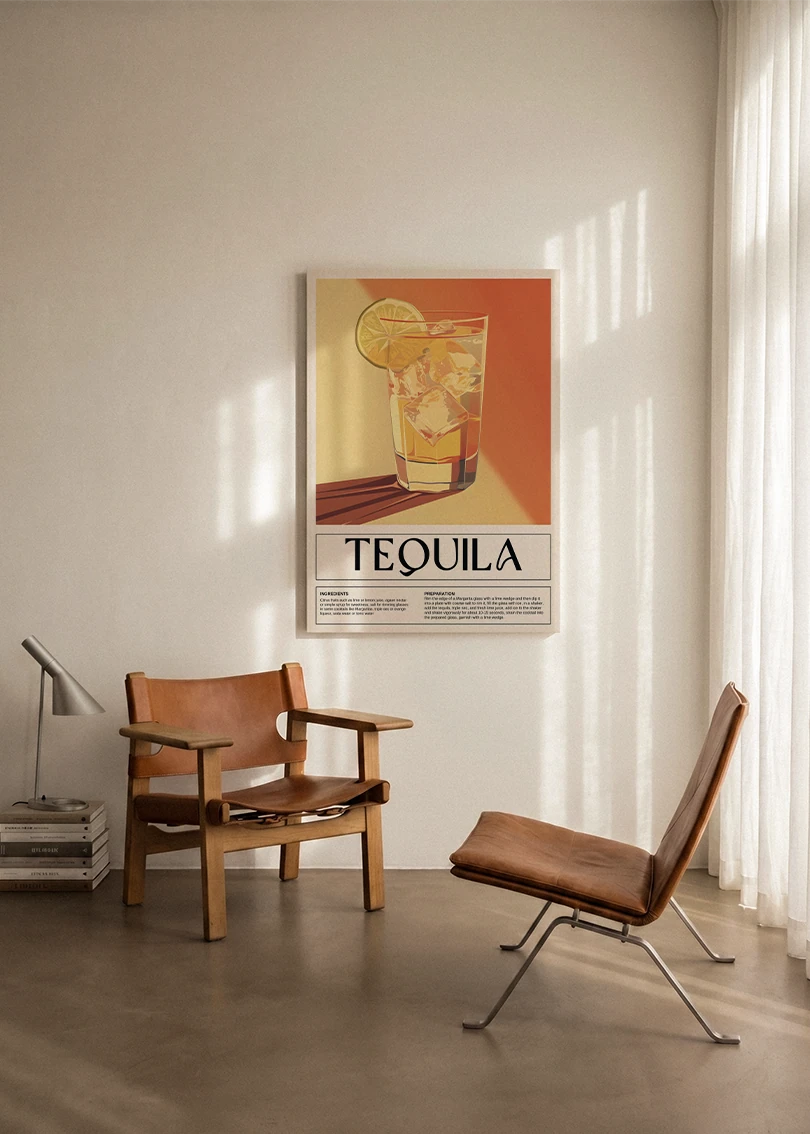 Akustikbillede med en retro cocktailplakat med Tequila, ophængt over en lænestol ved gardinet