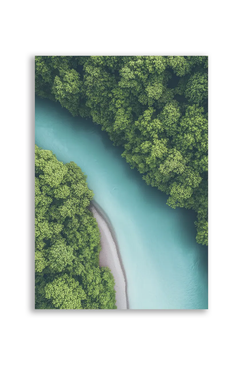 Akustikbillede med dronefoto af en turkis flod der bugter sig gennem tæt grøn skov