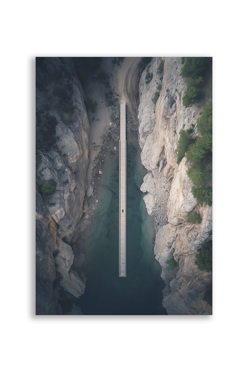 Akustikbillede med dronefoto af en vej der skærer gennem en dyb klippekløft