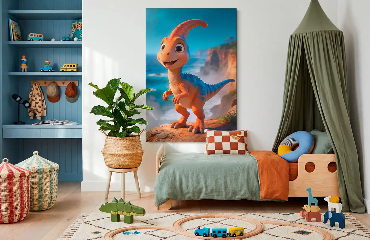 Akustikbillede med en tegnet parasaurolophus-unge i orange ved en klippekyst, stillet op ved sengen i et børneværelse med grøn sengehimmel