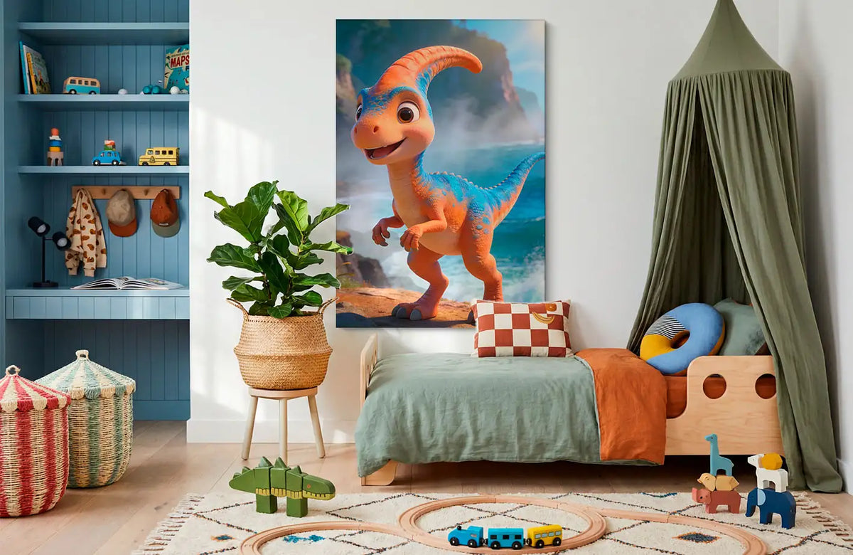 Akustikbillede med en tegnet parasaurolophus-unge i orange ved havet, stillet op ved sengen i et børneværelse med grøn sengehimmel