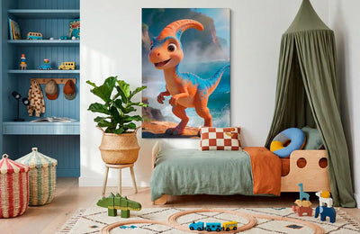 Akustikbillede med en tegnet parasaurolophus-unge i orange ved havet, stillet op ved sengen i et børneværelse med grøn sengehimmel