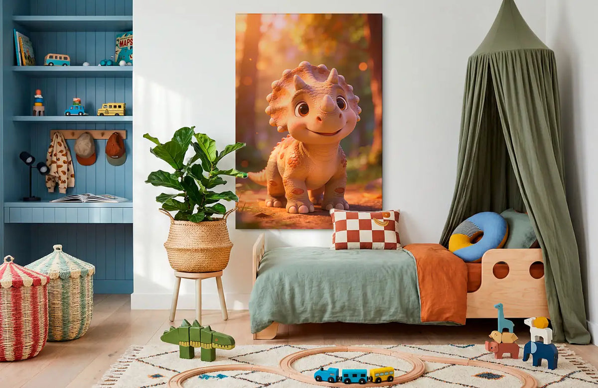 Akustikbillede med en tegnet triceratops-unge i varmt aftenlys, stillet op ved sengen i et børneværelse med grøn sengehimmel