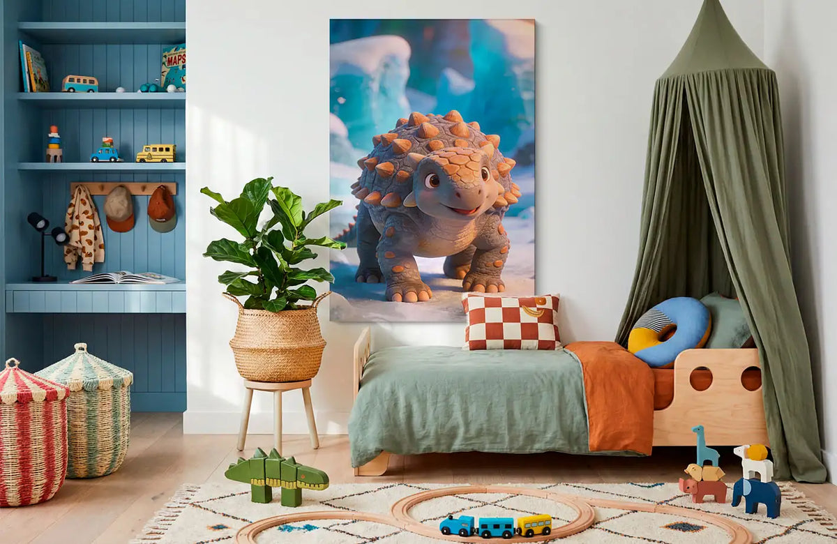 Akustikbillede med en tegnet ankylosaurus-unge i et snedækket islandskab, stillet op ved sengen i et børneværelse med grøn sengehimmel