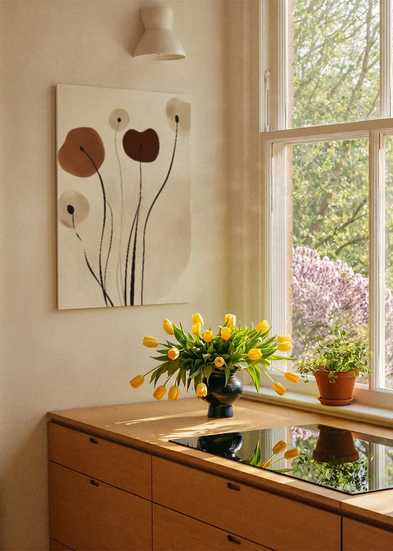 Akustikbillede med brune blomster på lange stilke, ved et vindue med en blomsterbuket i karmen