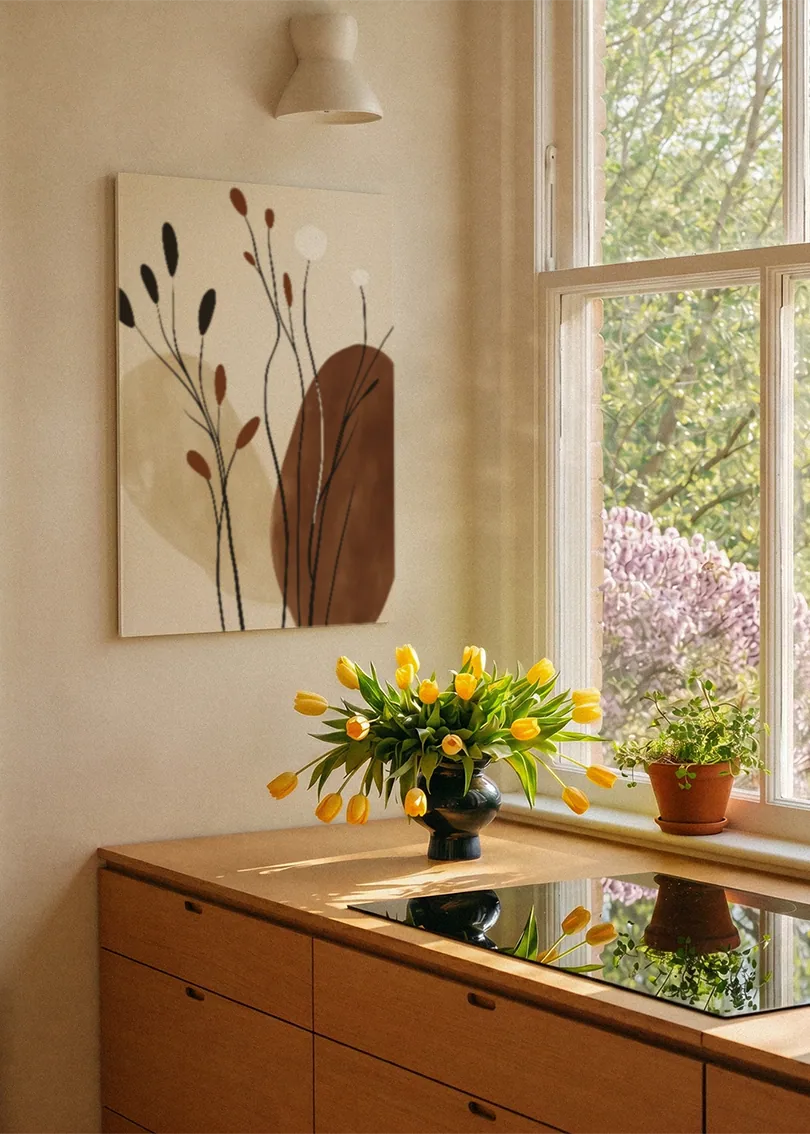 Akustikbillede med brune blade og grene i beige toner, ved et vindue med en blomsterbuket i karmen