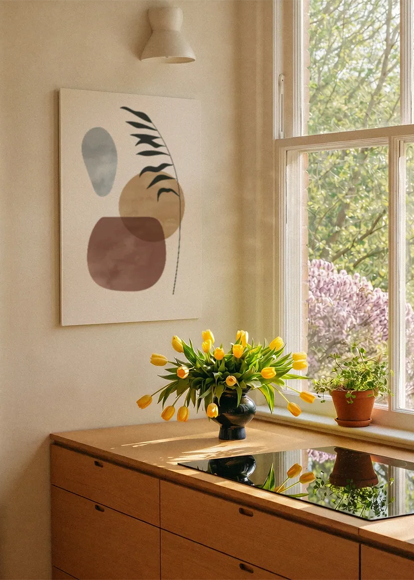 Akustikbillede med en gren med grå og brune former, ved et vindue med en blomsterbuket i karmen