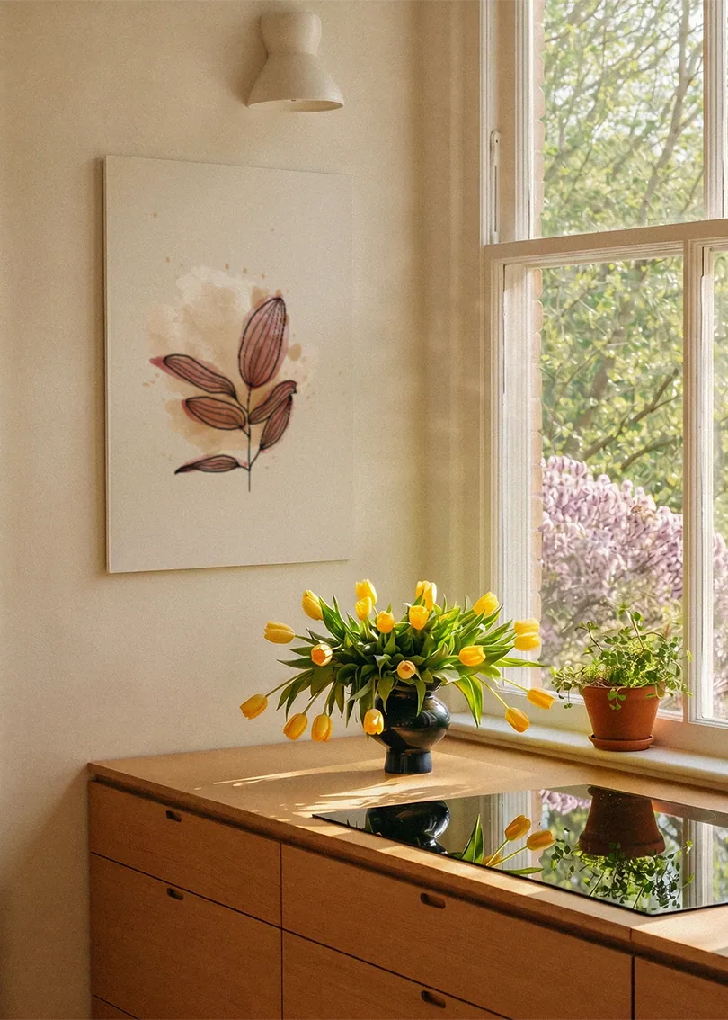 Akustikbillede med et brunt blad i akvarel, ved et vindue med en blomsterbuket i karmen
