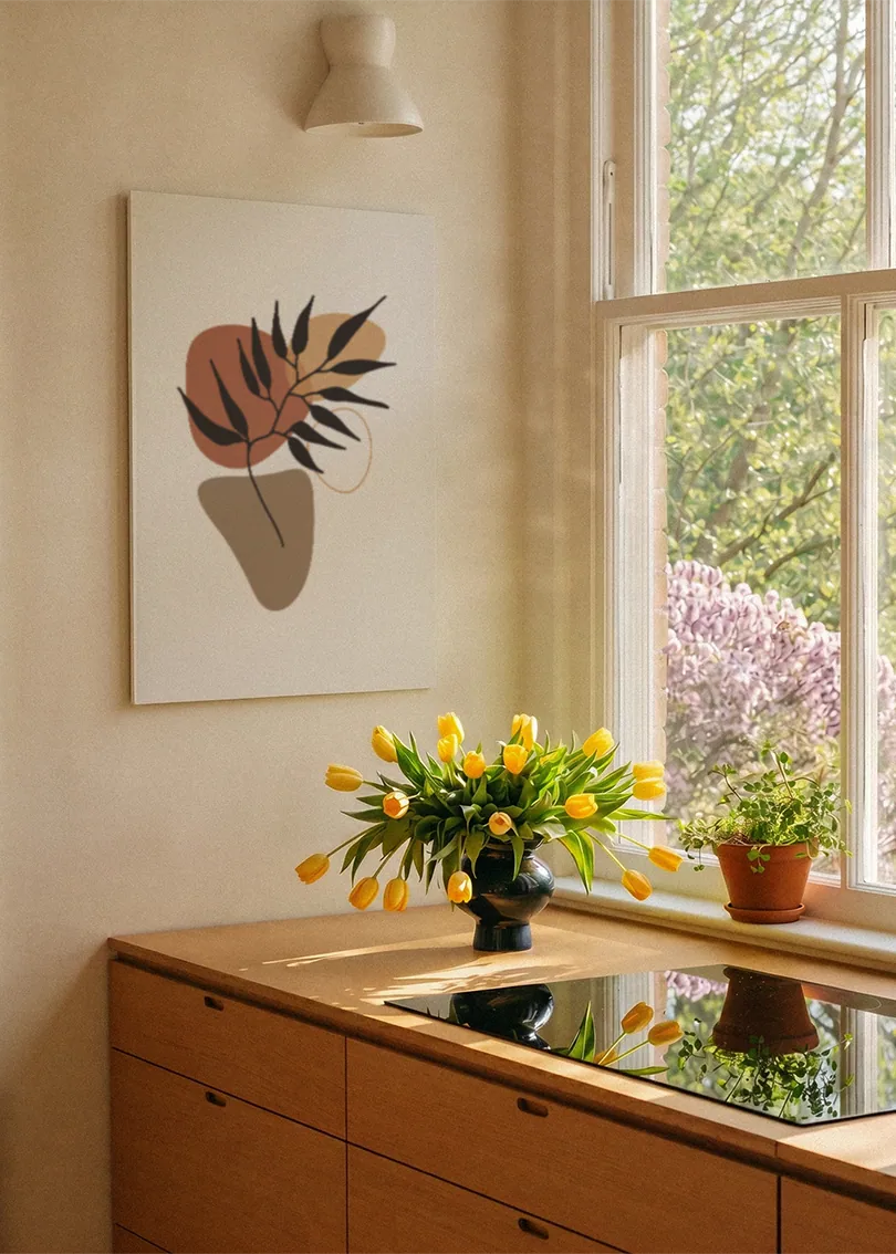 Akustikbillede med et rustrødt blad med en grå cirkel, ved et vindue med en blomsterbuket i karmen