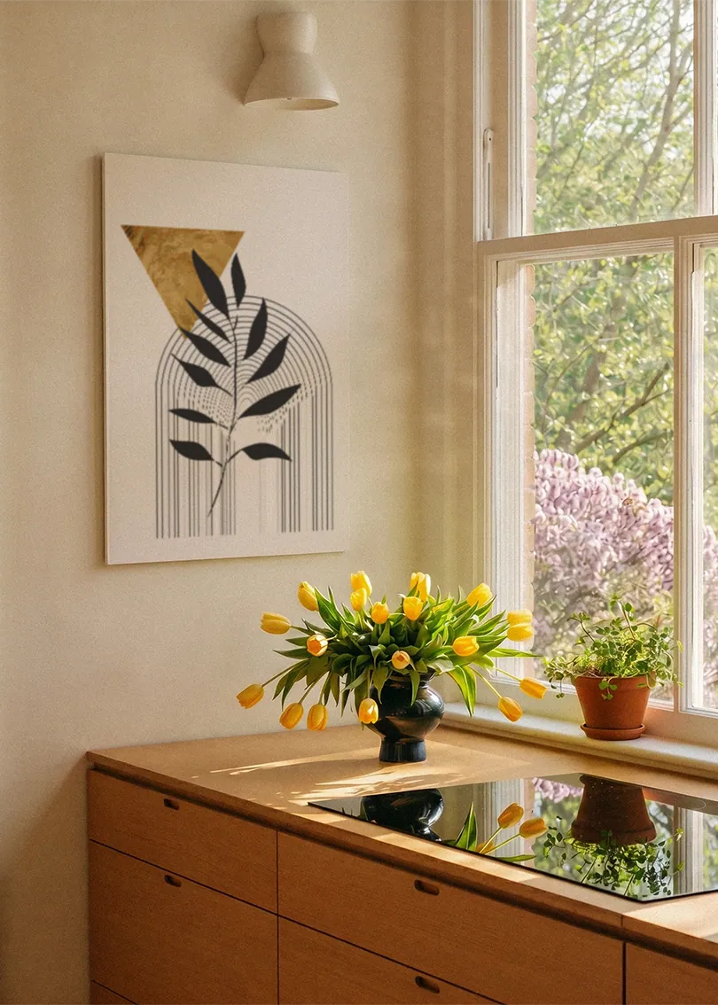 Akustikbillede med et sort blad med gyldne buer, ved et vindue med en blomsterbuket i karmen