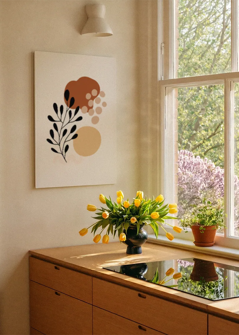 Akustikbillede med sorte blade med rustrøde prikker, ved et vindue med en blomsterbuket i karmen