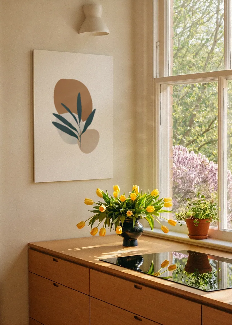 Akustikbillede med et blåt og brunt blad i organiske former, ved et vindue med en blomsterbuket i karmen