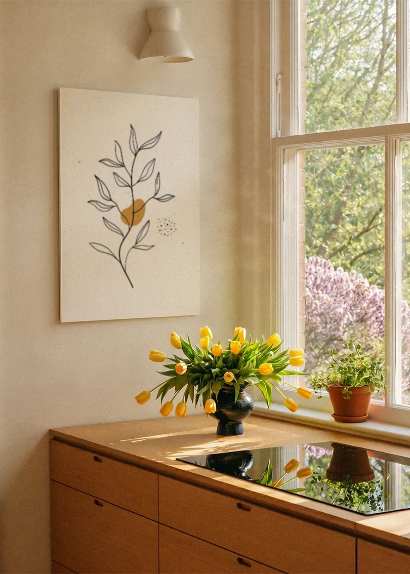 Akustikbillede med tegnede blade med en gylden cirkel, ved et vindue med en blomsterbuket i karmen