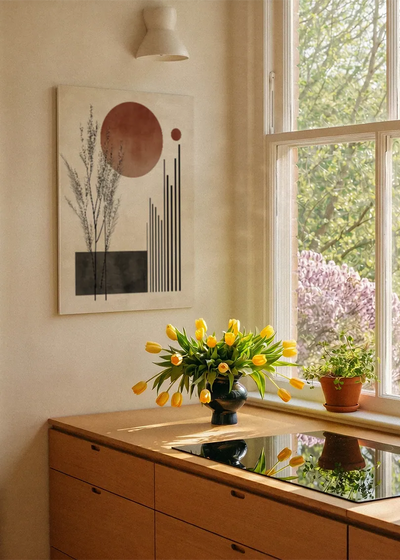 Akustikbillede med tegnede grene med rustrød cirkel og sorte striber, ved et vindue med en blomsterbuket i karmen