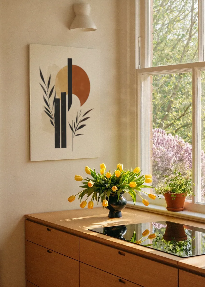 Akustikbillede med sorte blade foran en orange cirkel, ved et vindue med en blomsterbuket i karmen