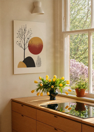 Akustikbillede med en gylden cirkel med grene og sorte former, ved et vindue med en blomsterbuket i karmen