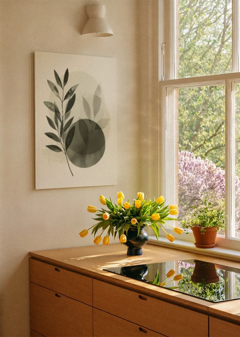 Akustikbillede med grønne blade i overlappende cirkler, ved et vindue med en blomsterbuket i karmen