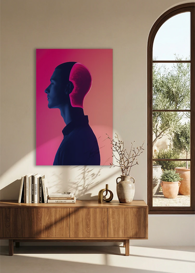 Akustikbillede med en dobbeltprofil i lilla på pink baggrund, ved et buet vindue med reol
