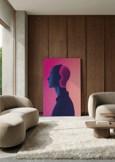 Akustikbillede med en dobbeltprofil i lilla på pink baggrund, i en lounge med bugtet sofa mod valnød