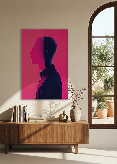 Akustikbillede med en dobbeltprofil i mørkeblåt på pink, ved et buet vindue med reol