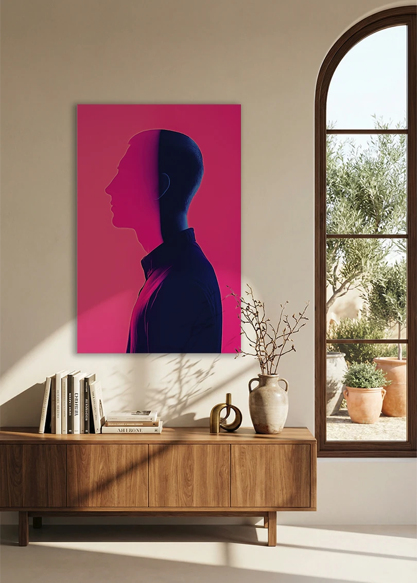 Akustikbillede med en dobbeltprofil i mørkeblåt på pink, ved et buet vindue med reol