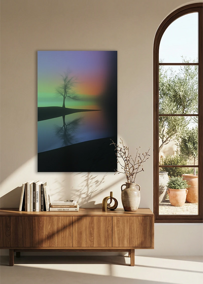 Akustikbillede med et enligt træ mod en pastelfarvet gradient, ved et buet vindue med reol