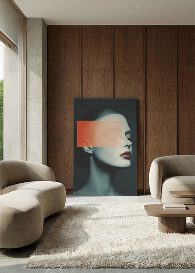 Akustikbillede med et portræt med et orange lysfelt over øjnene, i en lounge med bugtet sofa mod valnød