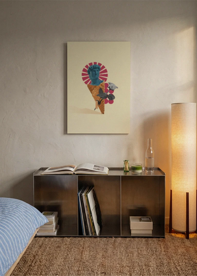 Akustikbillede med en collage af en vaffelis med blomster, over en reol i et soveværelse med tændt gulvlampe