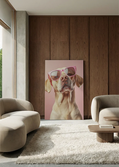 Akustikbillede med en hund med solbriller, i en lounge med bugtet sofa mod vægpanel i valnød