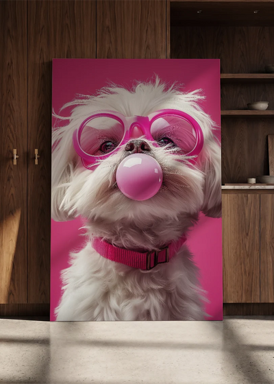 Akustikbillede med en hvid hund med tyggegummiboble og pink briller, lænet mod en skabsvæg i valnød