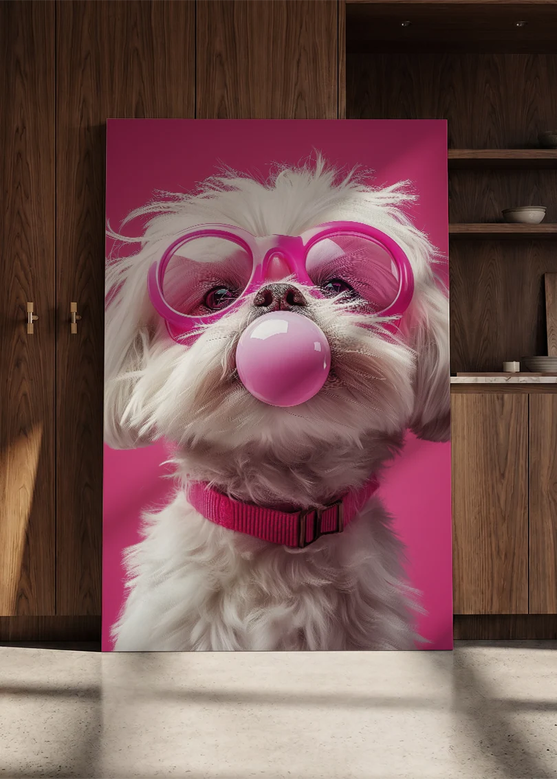 Akustikbillede med en hvid hund med tyggegummiboble og pink briller, lænet mod en skabsvæg i valnød