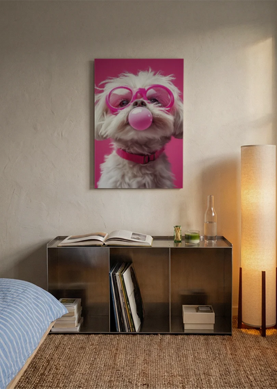 Akustikbillede med en hvid hund med tyggegummiboble og pink briller, over en reol i et soveværelse med tændt gulvlampe