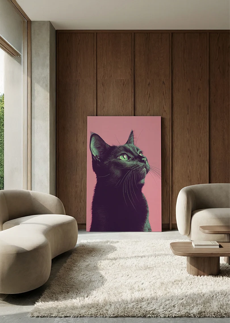 Akustikbillede med en sort kat på pink baggrund, i en lounge med bugtet sofa mod vægpanel i valnød