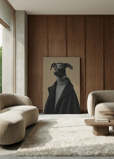 Akustikbillede med en whippet i sort rullekrave, i en lounge med bugtet sofa mod vægpanel i valnød