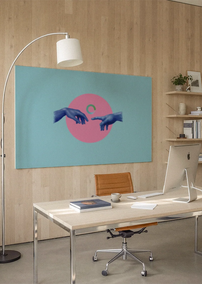 Akustikbillede med læber med en pink cirkel på blå baggrund, på et hjemmekontor med hvidt skrivebord og buelampe