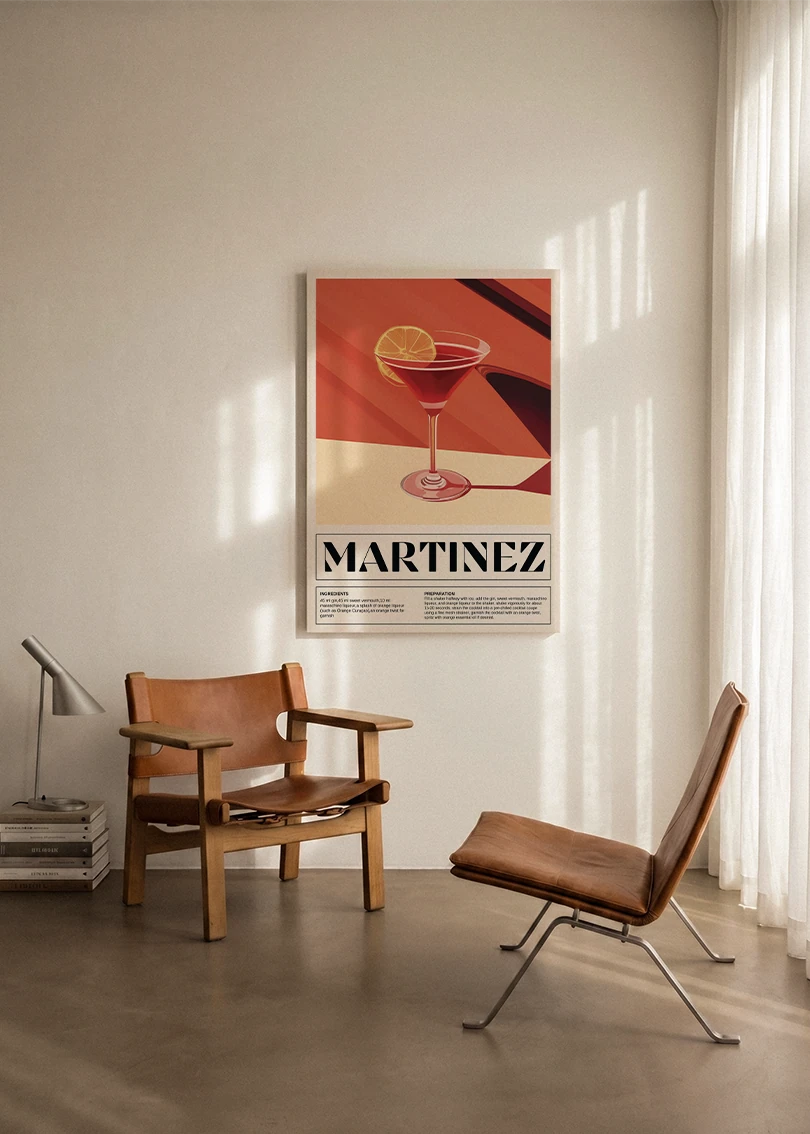 Akustikbillede med en retro cocktailplakat med Martinez, ophængt over en lænestol ved gardinet