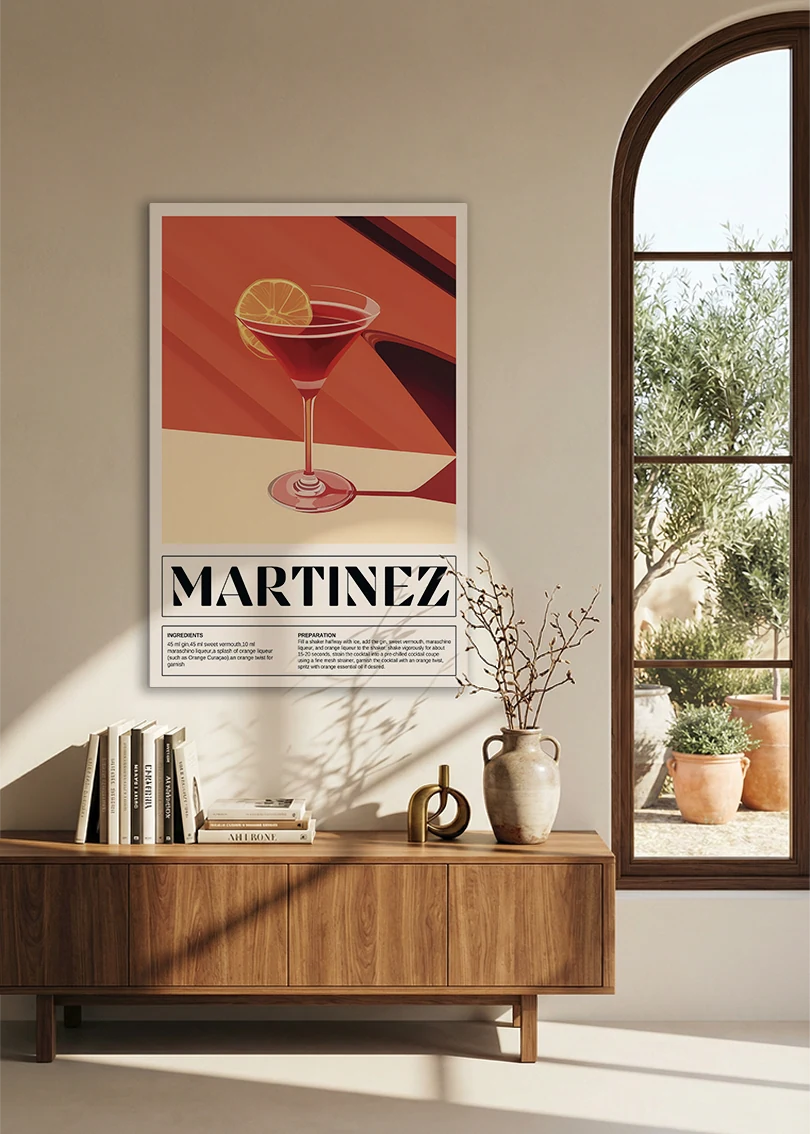 Akustikbillede med en retro cocktailplakat med Martinez, over en skænk i valnød ved et buet vindue