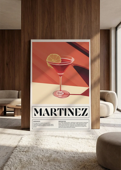Akustikbillede med en retro cocktailplakat med Martinez, lænet mod vægpanel i valnød ved sofaen