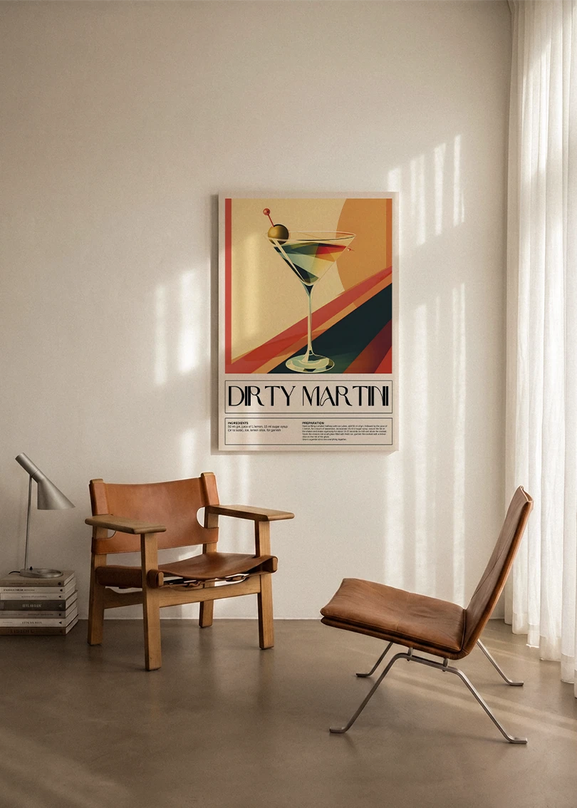 Akustikbillede med en retro cocktailplakat med Dirty Martini, ophængt over en lænestol ved gardinet