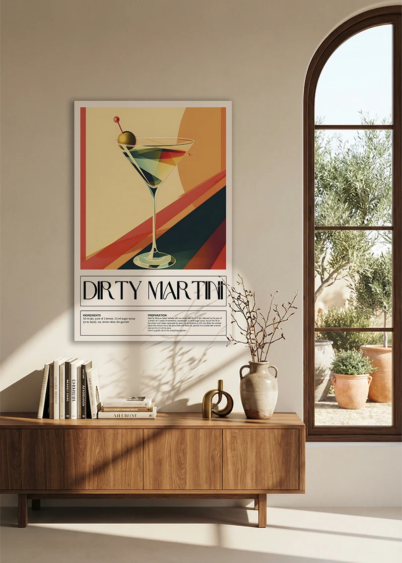 Akustikbillede med en retro cocktailplakat med Dirty Martini, over en skænk i valnød ved et buet vindue