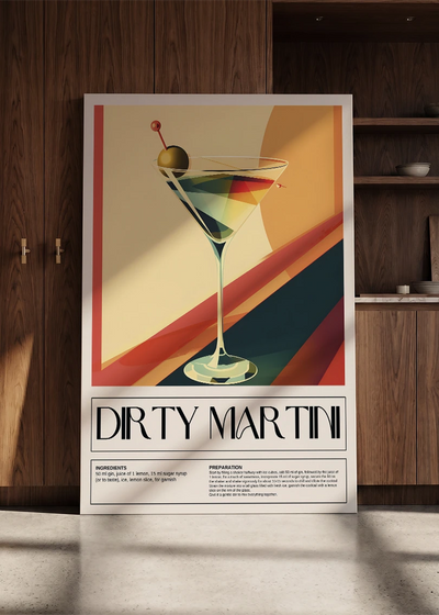 Akustikbillede med en retro cocktailplakat med Dirty Martini, lænet mod en skabsvæg i valnød