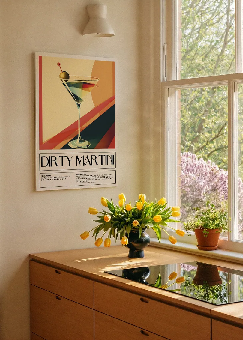 Akustikbillede med en retro cocktailplakat med Dirty Martini, ved et køkkenvindue med gule tulipaner