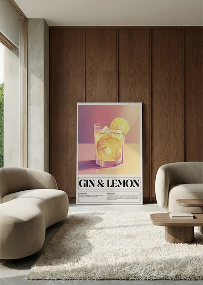 Akustikbillede med en retro cocktailplakat med Gin & Lemon, i en lounge med bugtet sofa mod vægpanel i valnød