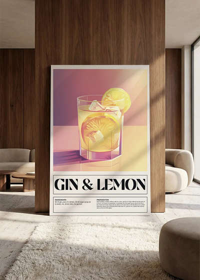 Akustikbillede med en retro cocktailplakat med Gin & Lemon, lænet mod vægpanel i valnød ved sofaen