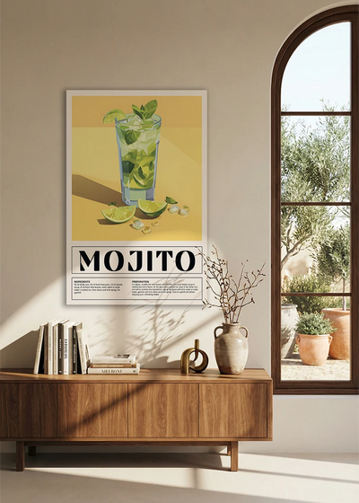 Akustikbillede med en retro cocktailplakat med Mojito, over en skænk i valnød ved et buet vindue