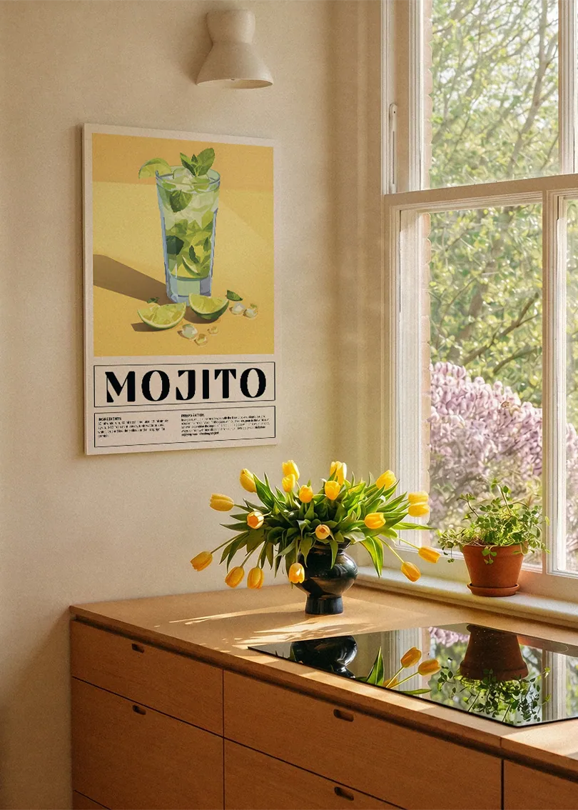 Akustikbillede med en retro cocktailplakat med Mojito, ved et køkkenvindue med gule tulipaner