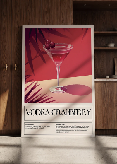 Akustikbillede med en retro cocktailplakat med Vodka Cranberry, lænet mod en skabsvæg i valnød