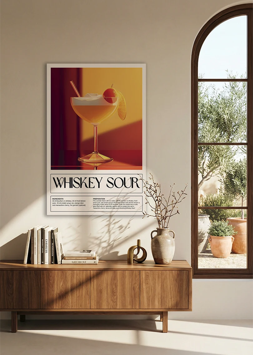 Akustikbillede med en retro cocktailplakat med Whiskey Sour, over en skænk i valnød ved et buet vindue